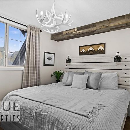 Mystic Mountain Chalet, Heated Outdoor Pool & Hot Tub, Free Parking, Fast Wifi! Canmore Eksteriør bilde