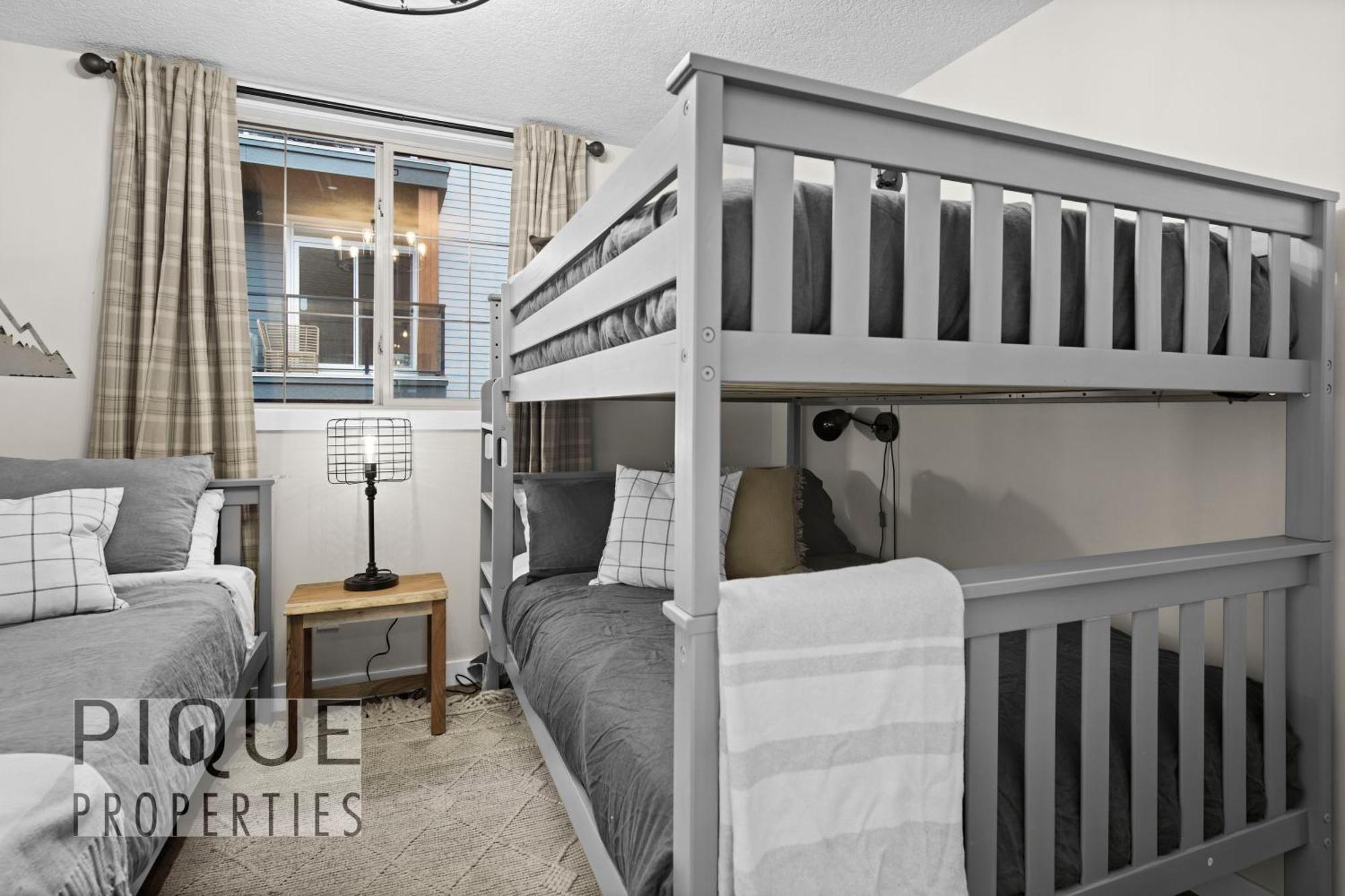 Mystic Mountain Chalet, Heated Outdoor Pool & Hot Tub, Free Parking, Fast Wifi! Canmore Eksteriør bilde