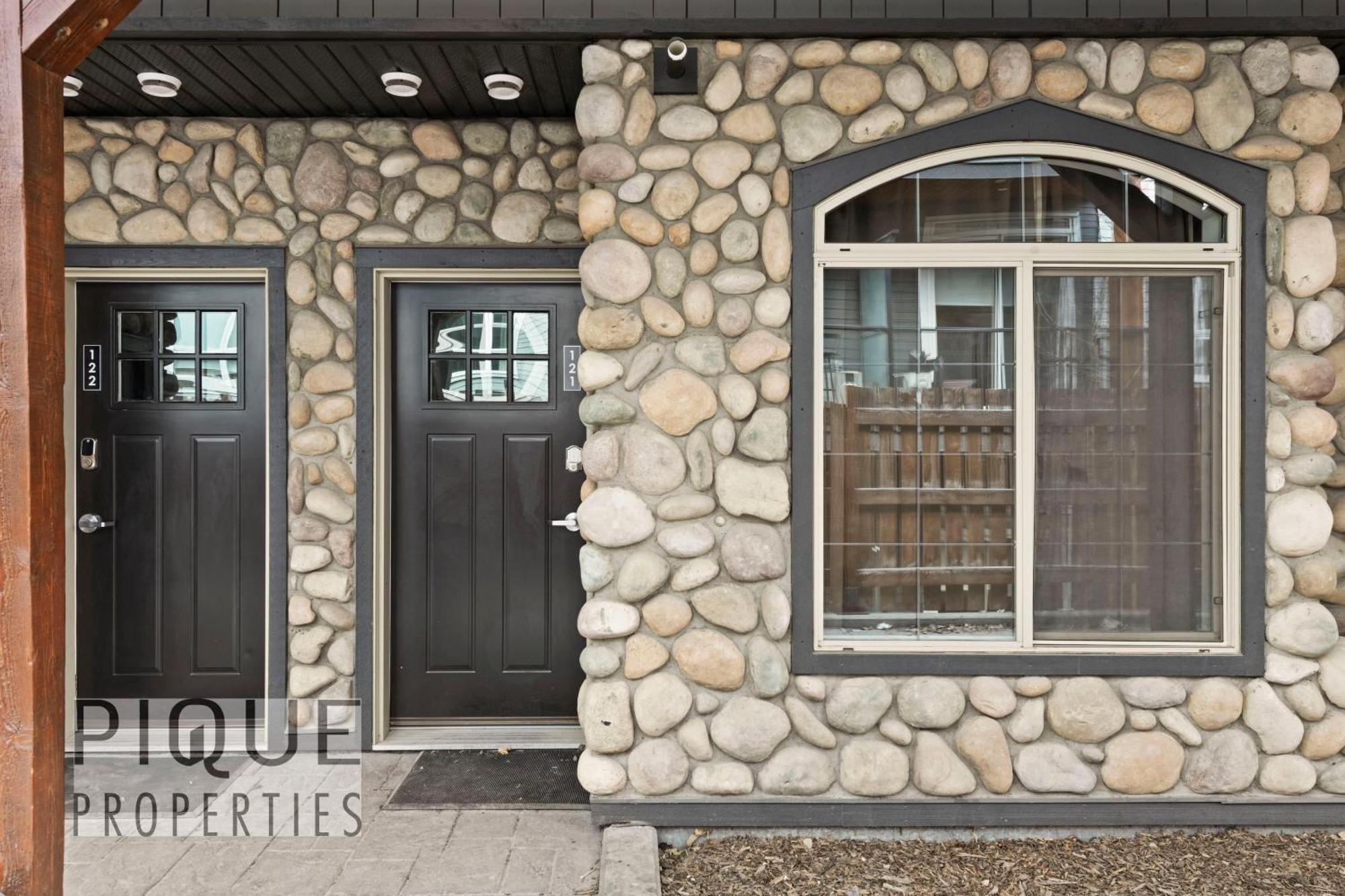 Mystic Mountain Chalet, Heated Outdoor Pool & Hot Tub, Free Parking, Fast Wifi! Canmore Eksteriør bilde